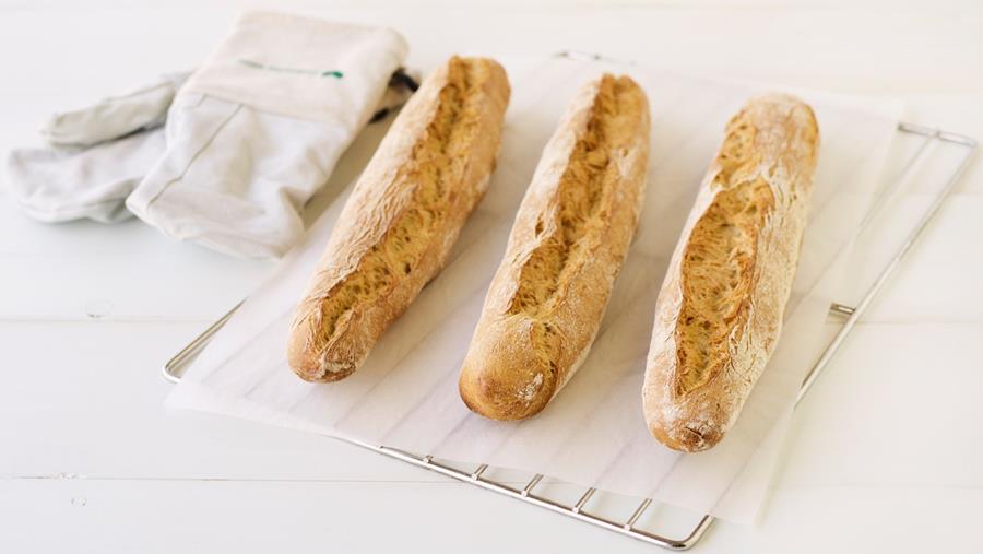 VOORGEBAKKEN BROODJES