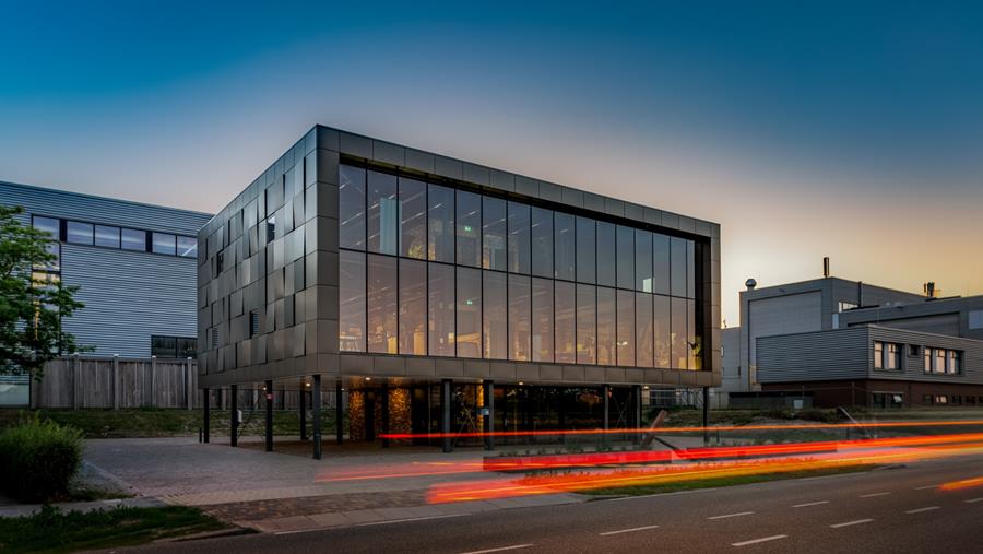 Une façade unique habille un bâtiment neutre en énergie