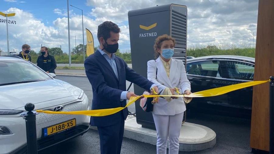 Ouverture des deux premières stations de recharge rapide Fastned le long des autoroutes flamandes