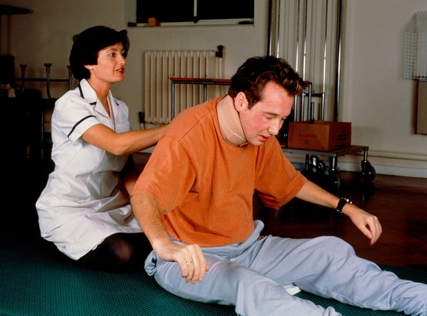 Un tétraplégique actionne son bras et sa main grâce à une neuroprothèse