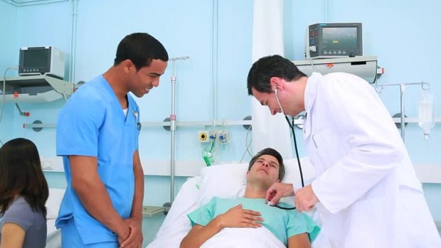 L'infirmier peut-il refuser le traitement prescrit à un patient par le médecin traitant ?