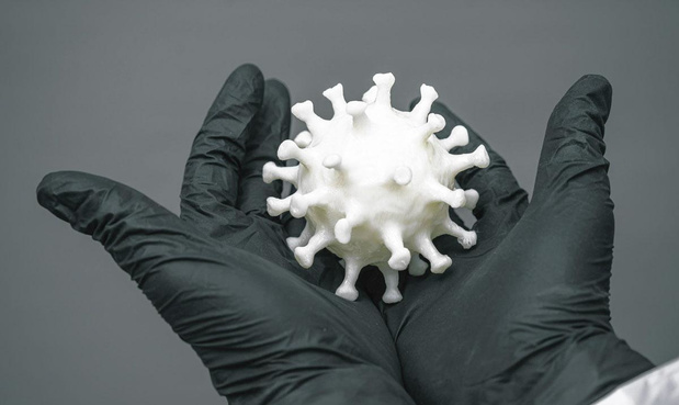 Les anticorps monoclonaux pour épauler le vaccin 