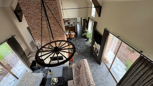 Une ferme rénovée gagne en caractère et en raffinement contemporain