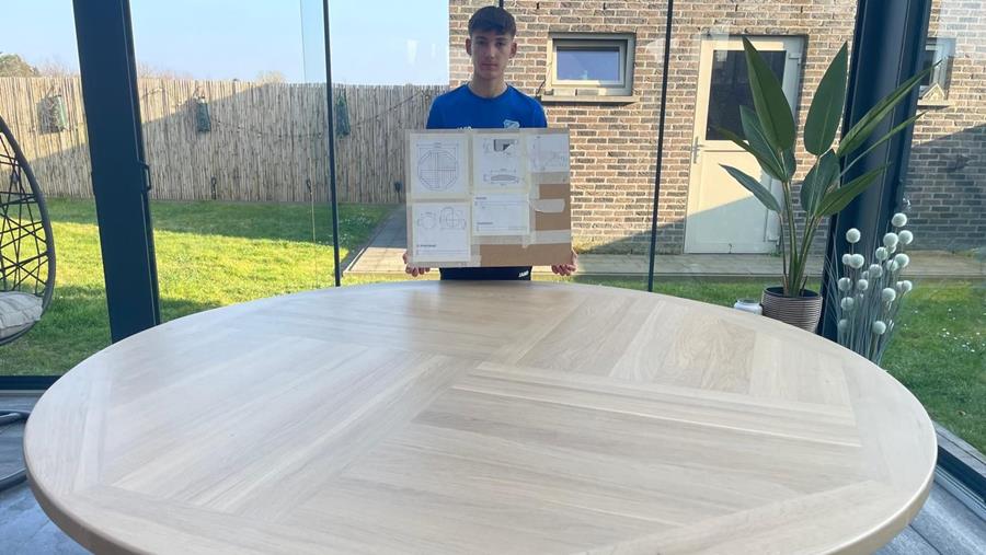 Une table ronde en chêne comme pièce maîtresse chaleureuse d'un jardin d'hiver