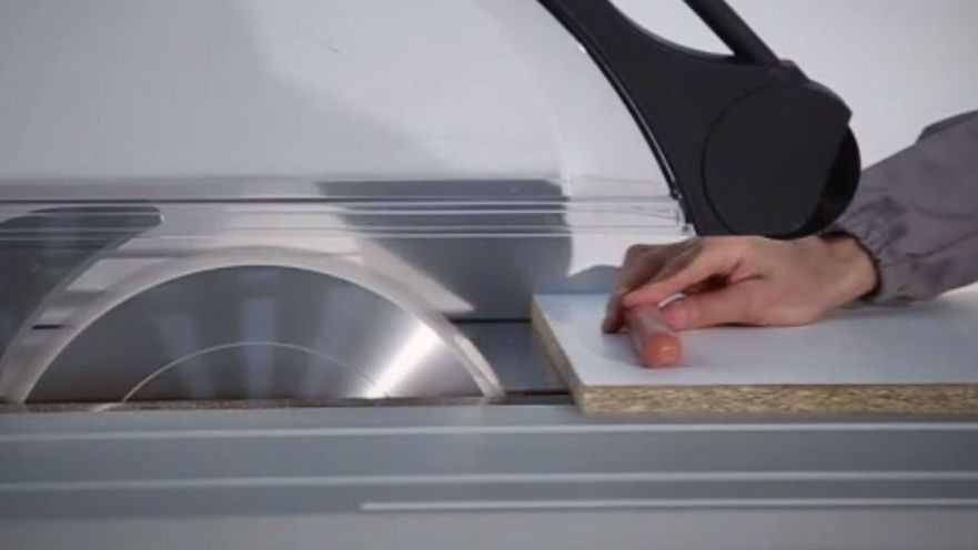 La scie à panneaux rétractante