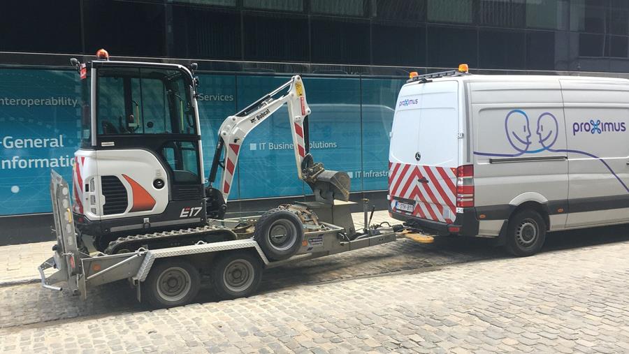 Bobcat E17 bouwt mee aan glasvezelnetwerk in België