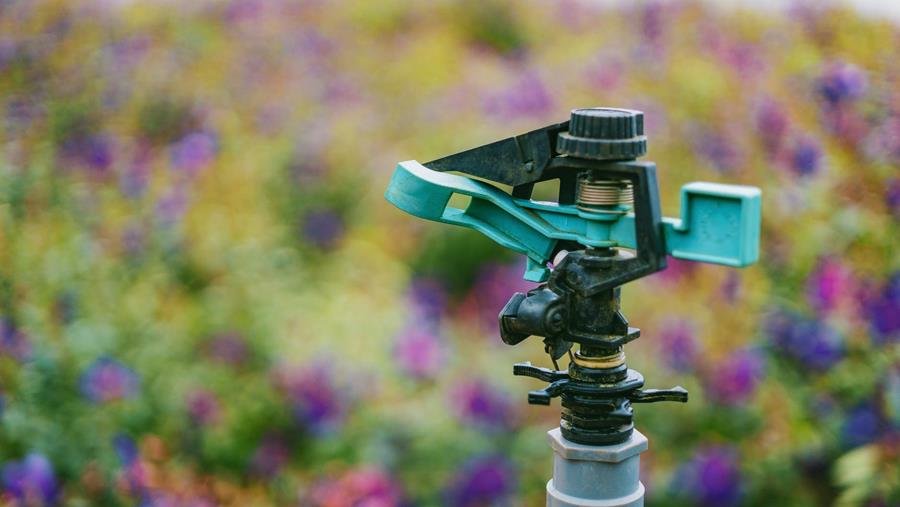 Hoe bewateren met sprinklers of sproeiers?